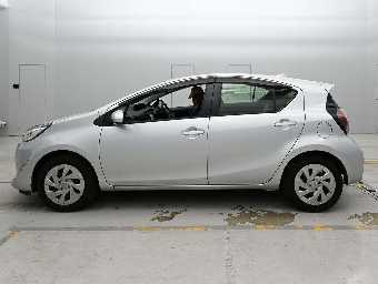 TOYOTA AQUA 2021 Image 4