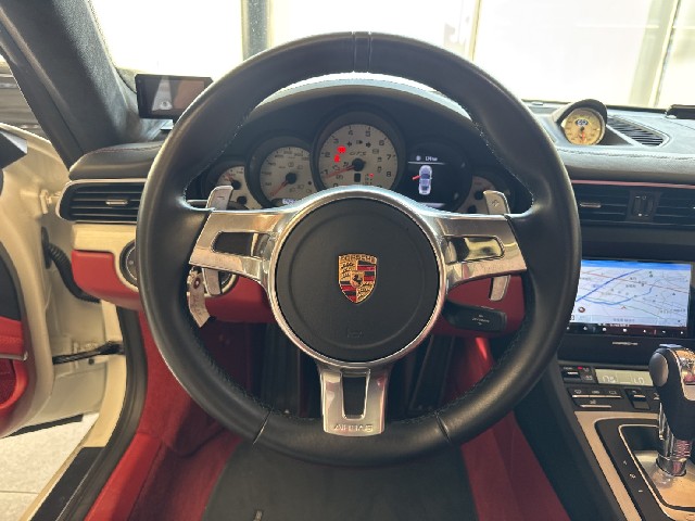 PORSCHE 911 2015 Image 39