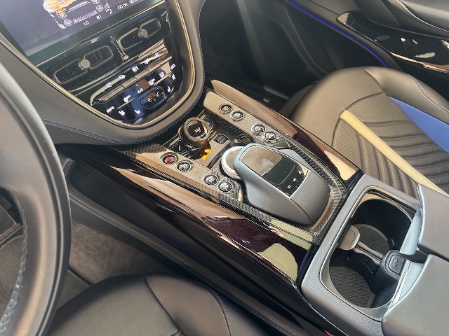 ASTON MARTIN DBX 2023 Image 58