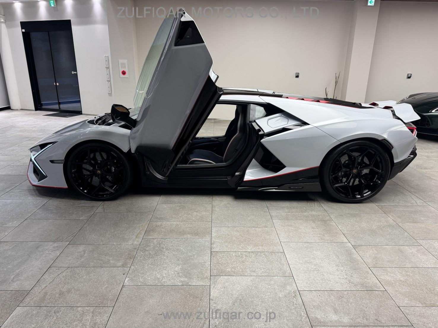 LAMBORGHINI REVUELTO 2025 Image 8