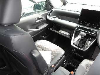 TOYOTA VOXY 2022 Image 13