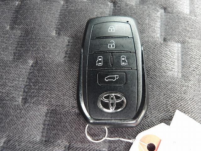 TOYOTA VOXY 2022 Image 8
