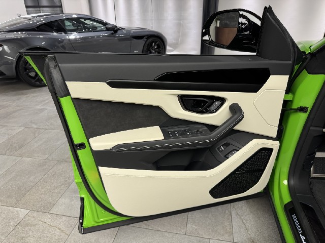 LAMBORGHINI URUS 2024 Image 19