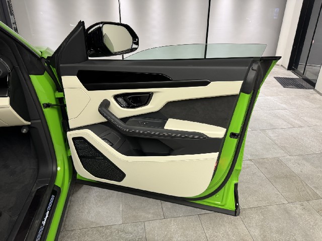 LAMBORGHINI URUS 2024 Image 31