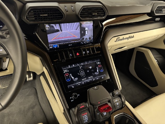 LAMBORGHINI URUS 2024 Image 52