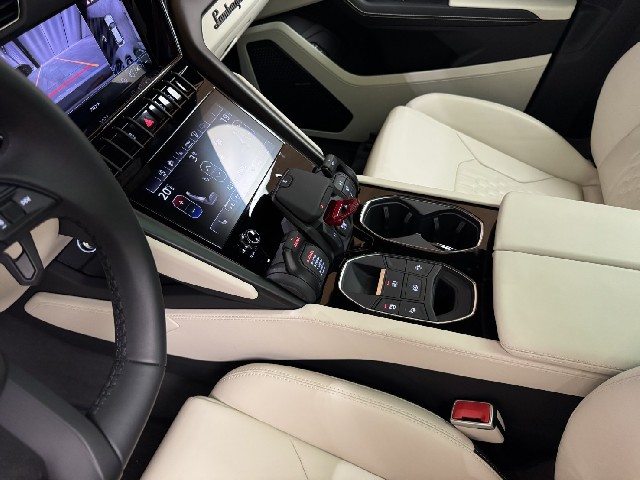 LAMBORGHINI URUS 2024 Image 58