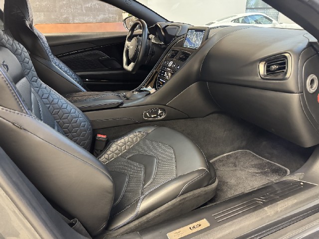ASTON MARTIN DBS 2019 Image 19