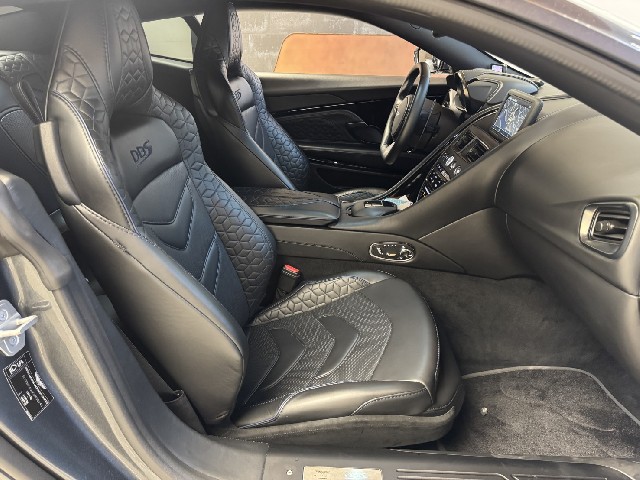 ASTON MARTIN DBS 2019 Image 21
