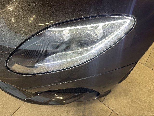 ASTON MARTIN DBS 2019 Image 24