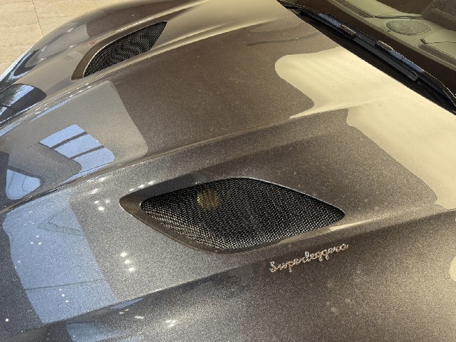 ASTON MARTIN DBS 2019 Image 25