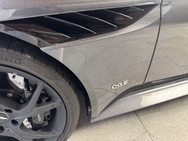 ASTON MARTIN DBS 2019 Image 26