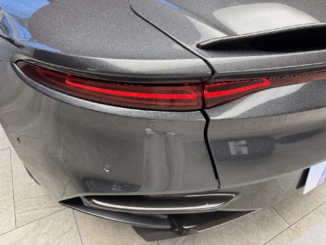 ASTON MARTIN DBS 2019 Image 29