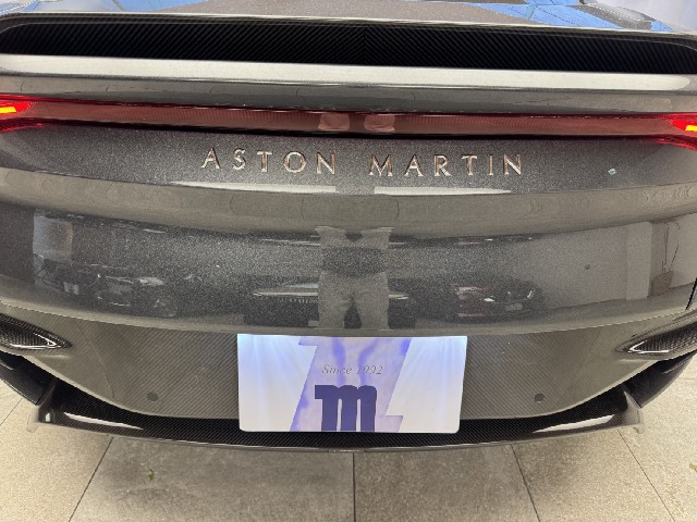 ASTON MARTIN DBS 2019 Image 32
