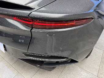 ASTON MARTIN DBS 2019 Image 27