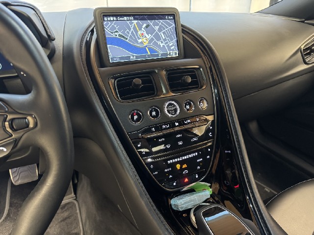 ASTON MARTIN DBS 2019 Image 47