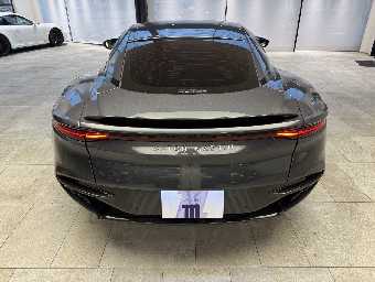 ASTON MARTIN DBS 2019 Image 6