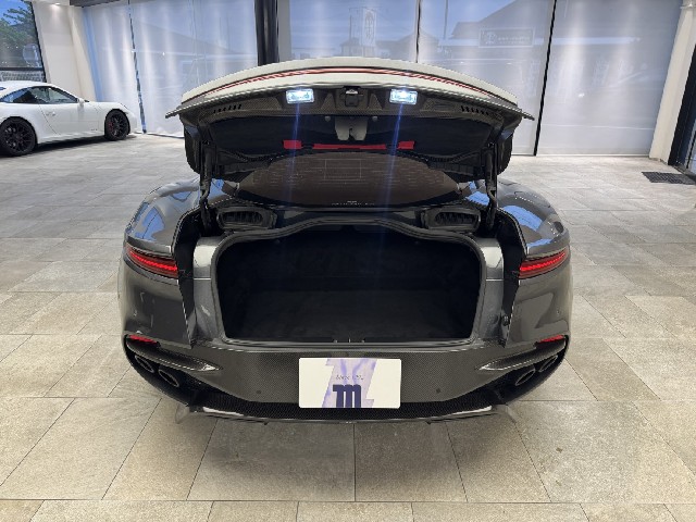 ASTON MARTIN DBS 2019 Image 55