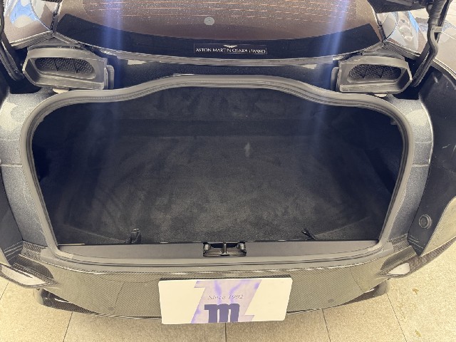 ASTON MARTIN DBS 2019 Image 57