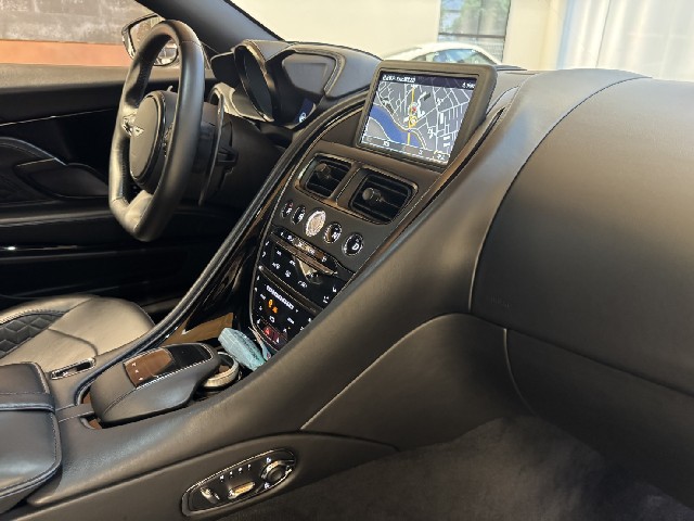 ASTON MARTIN DBS 2019 Image 58