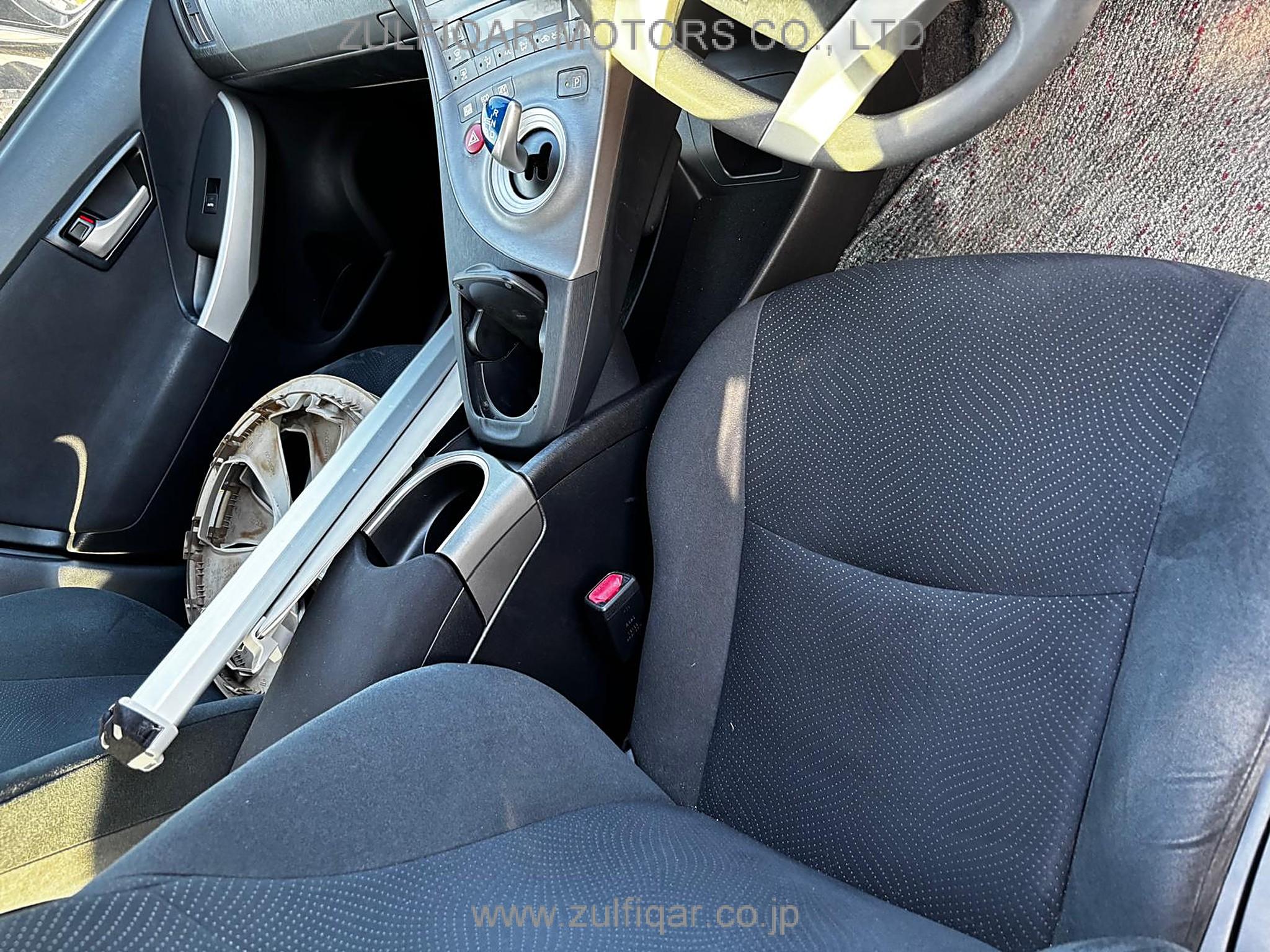 TOYOTA PRIUS 2015 Image 8