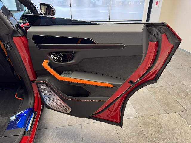 LAMBORGHINI URUS 2025 Image 27