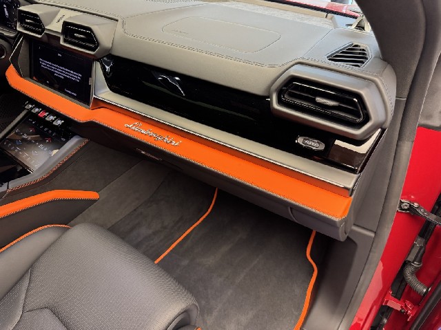 LAMBORGHINI URUS 2025 Image 32