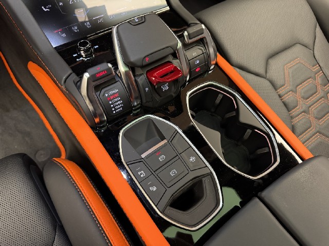 LAMBORGHINI URUS 2025 Image 52