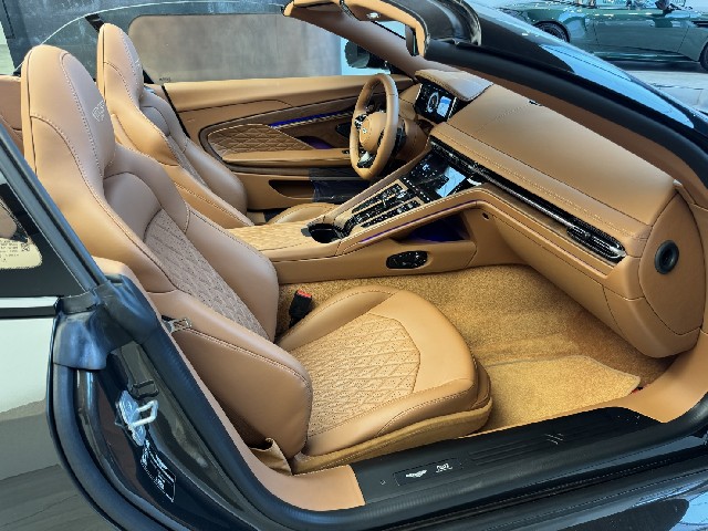 ASTON MARTIN DB12 2025 Image 27