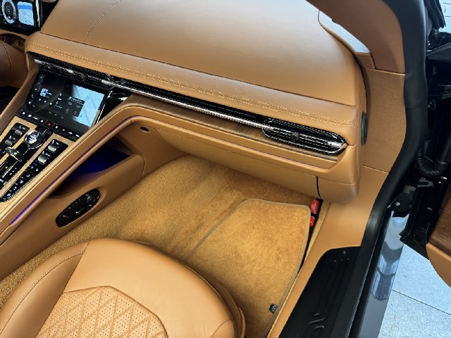ASTON MARTIN DB12 2025 Image 31