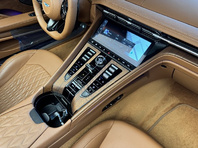 ASTON MARTIN DB12 2025 Image 32