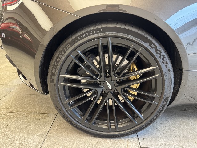 ASTON MARTIN DB12 2025 Image 45