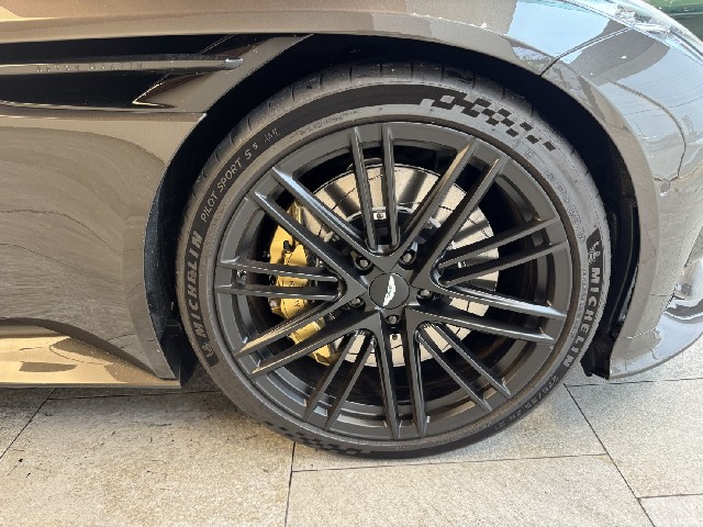 ASTON MARTIN DB12 2025 Image 46