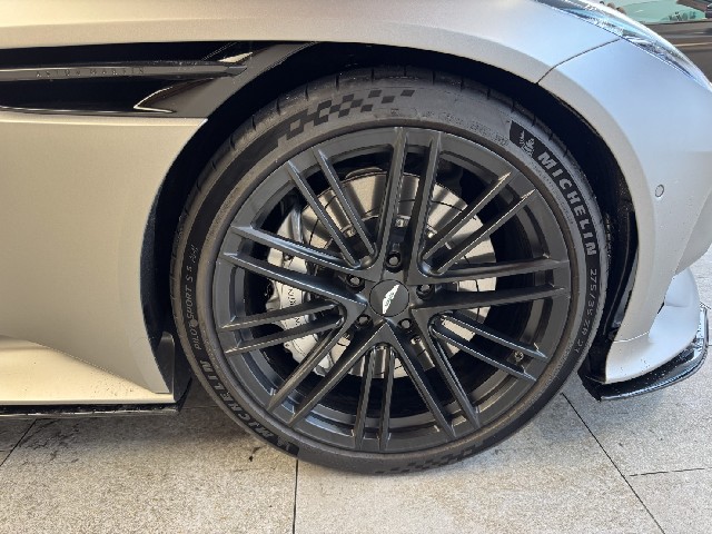 ASTON MARTIN DB12 2024 Image 44