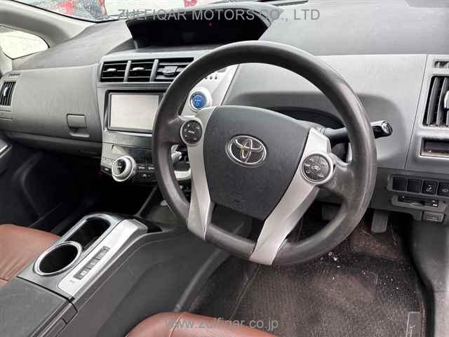 TOYOTA PRIUS ALPHA 2013 Image 4