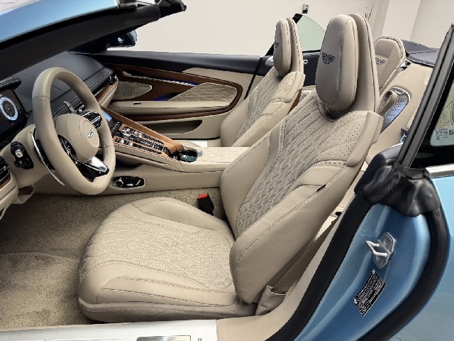 ASTON MARTIN DB12 2025 Image 25