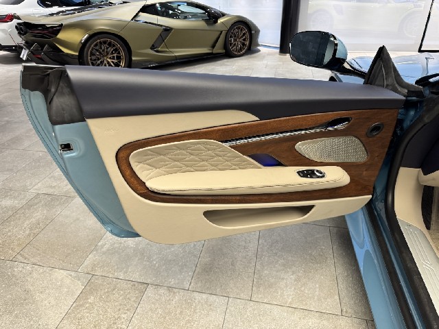 ASTON MARTIN DB12 2025 Image 27