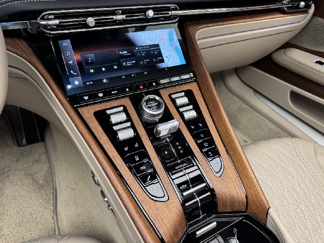 ASTON MARTIN DB12 2025 Image 53