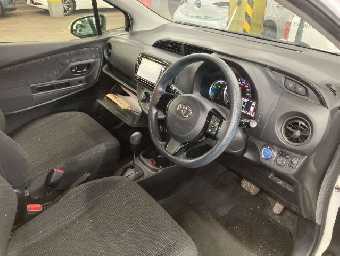 TOYOTA VITZ 2017 Image 5