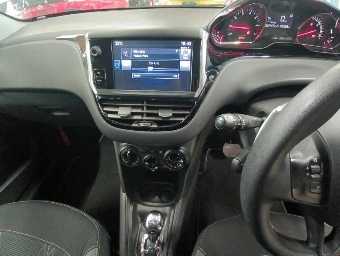 PEUGEOT 208 2015 Image 11