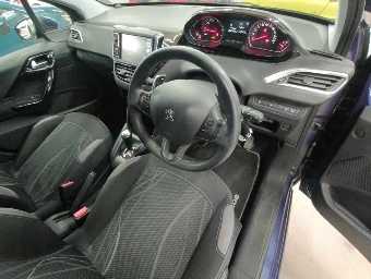 PEUGEOT 208 2015 Image 9