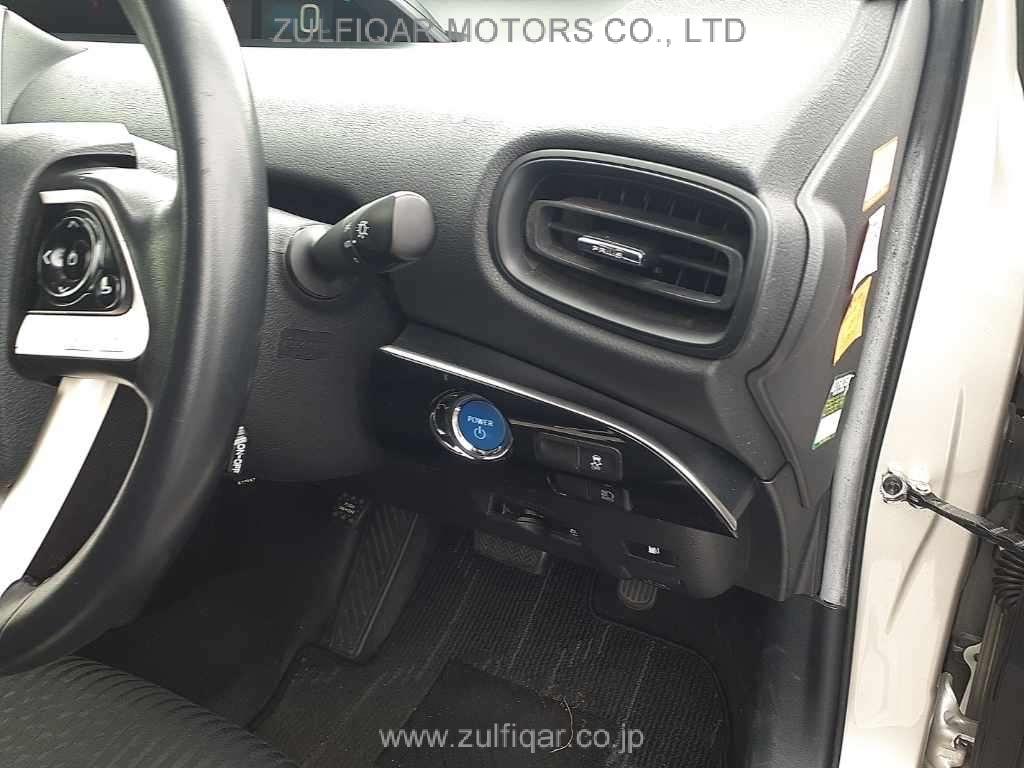 TOYOTA PRIUS 2017 Image 9