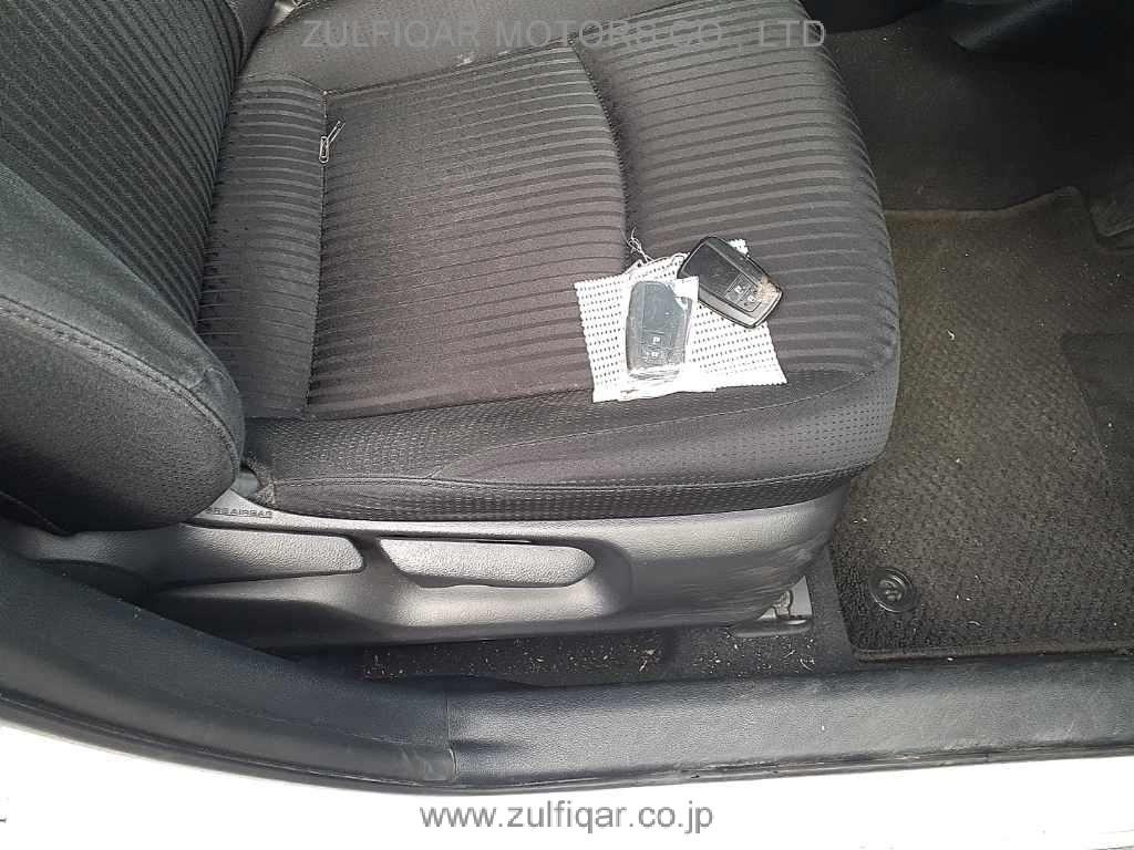 TOYOTA PRIUS 2017 Image 10