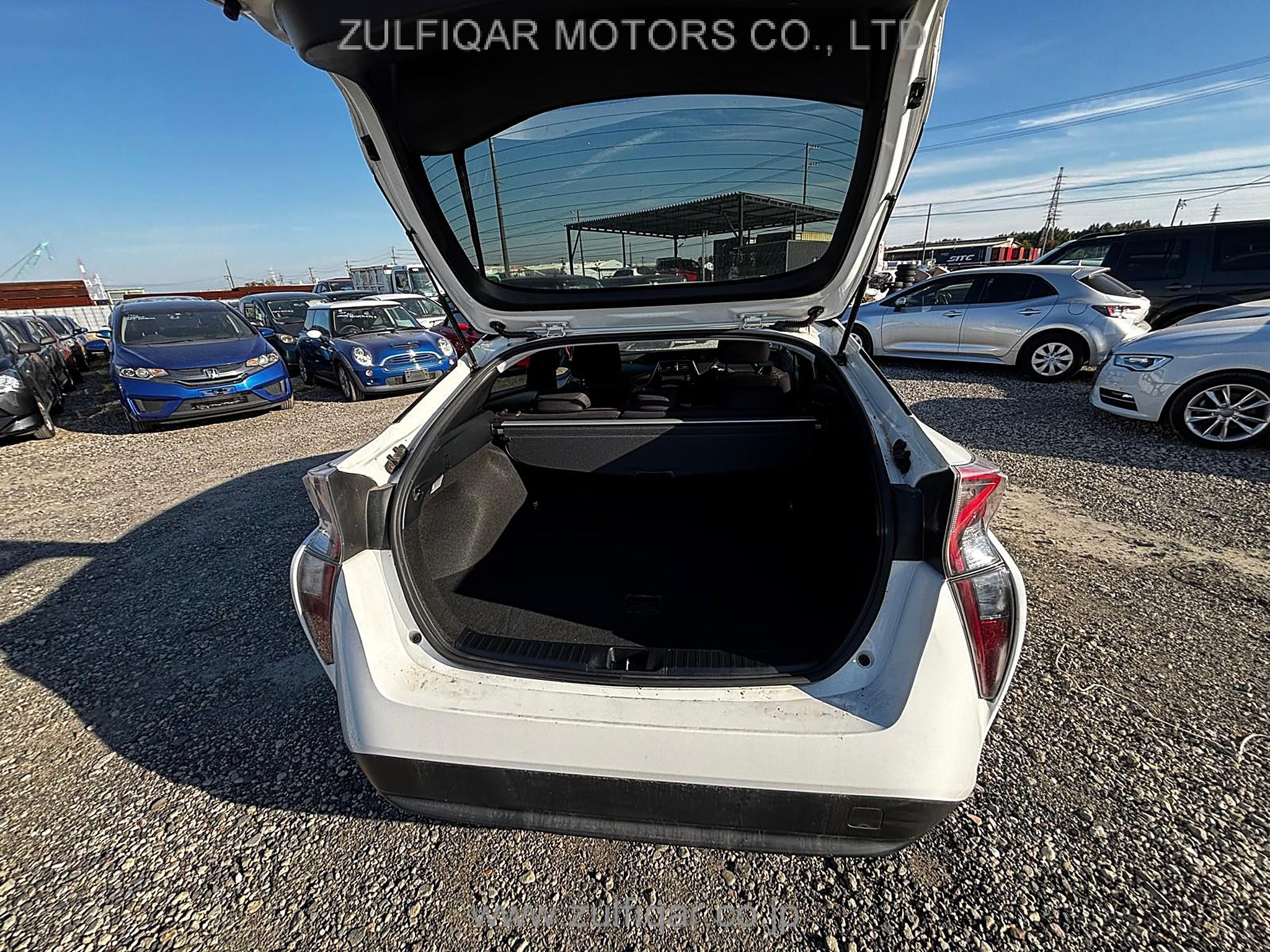 TOYOTA PRIUS 2017 Image 12