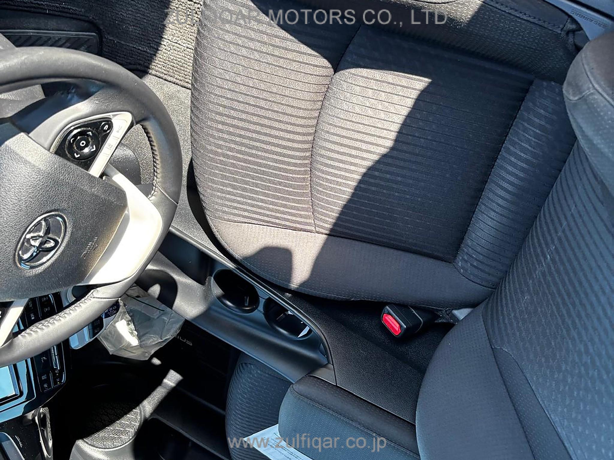 TOYOTA PRIUS 2017 Image 8