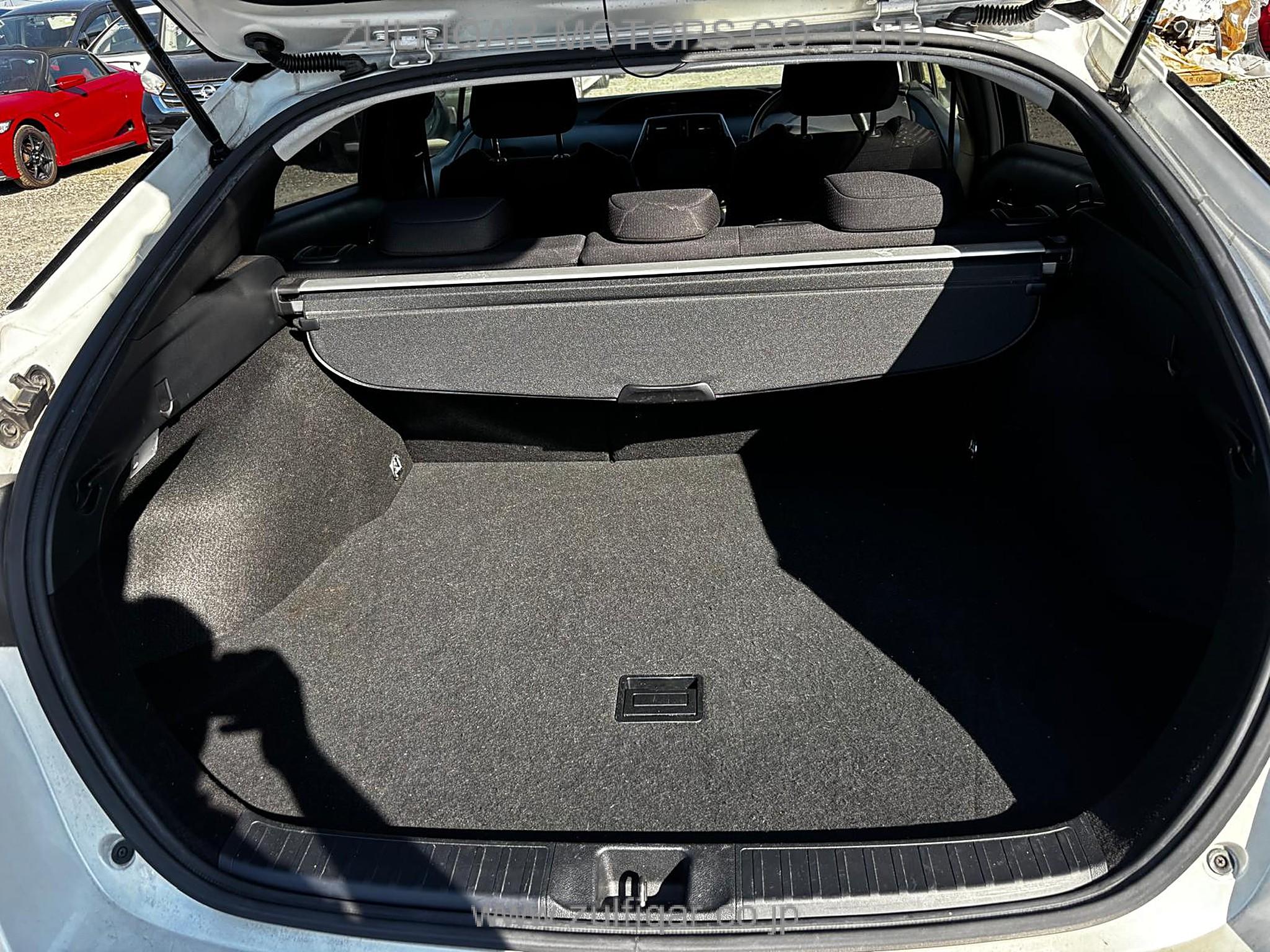 TOYOTA PRIUS 2018 Image 12