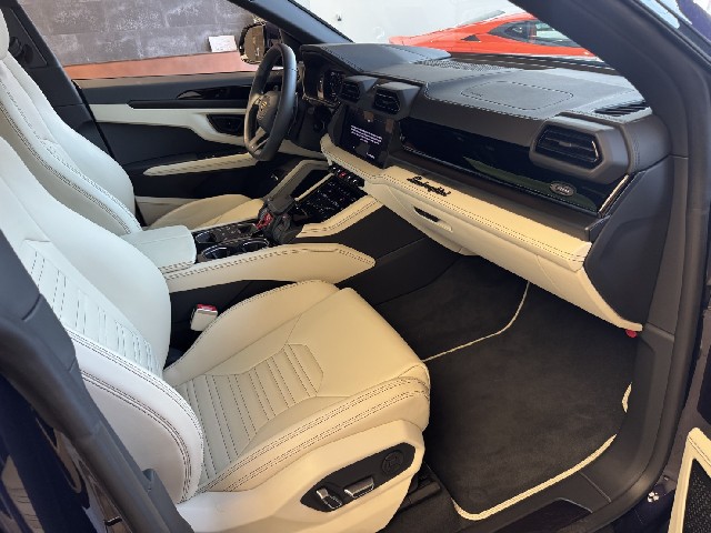 LAMBORGHINI URUS 2025 Image 27