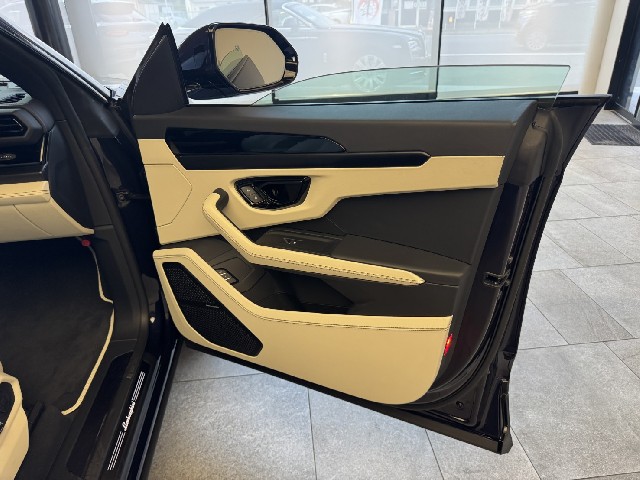 LAMBORGHINI URUS 2025 Image 30