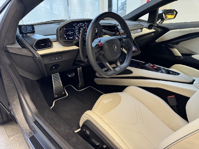 LAMBORGHINI REVUELTO 2026 Image 23