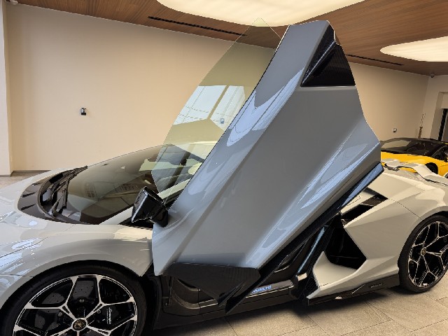 LAMBORGHINI REVUELTO 2026 Image 26