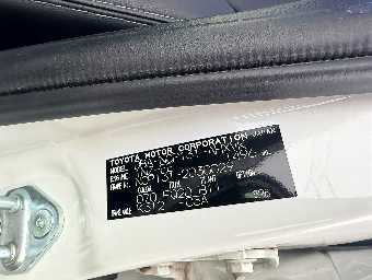 TOYOTA VITZ 2018 Image 12